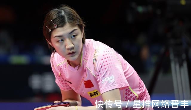 中场球员在 中场球员在